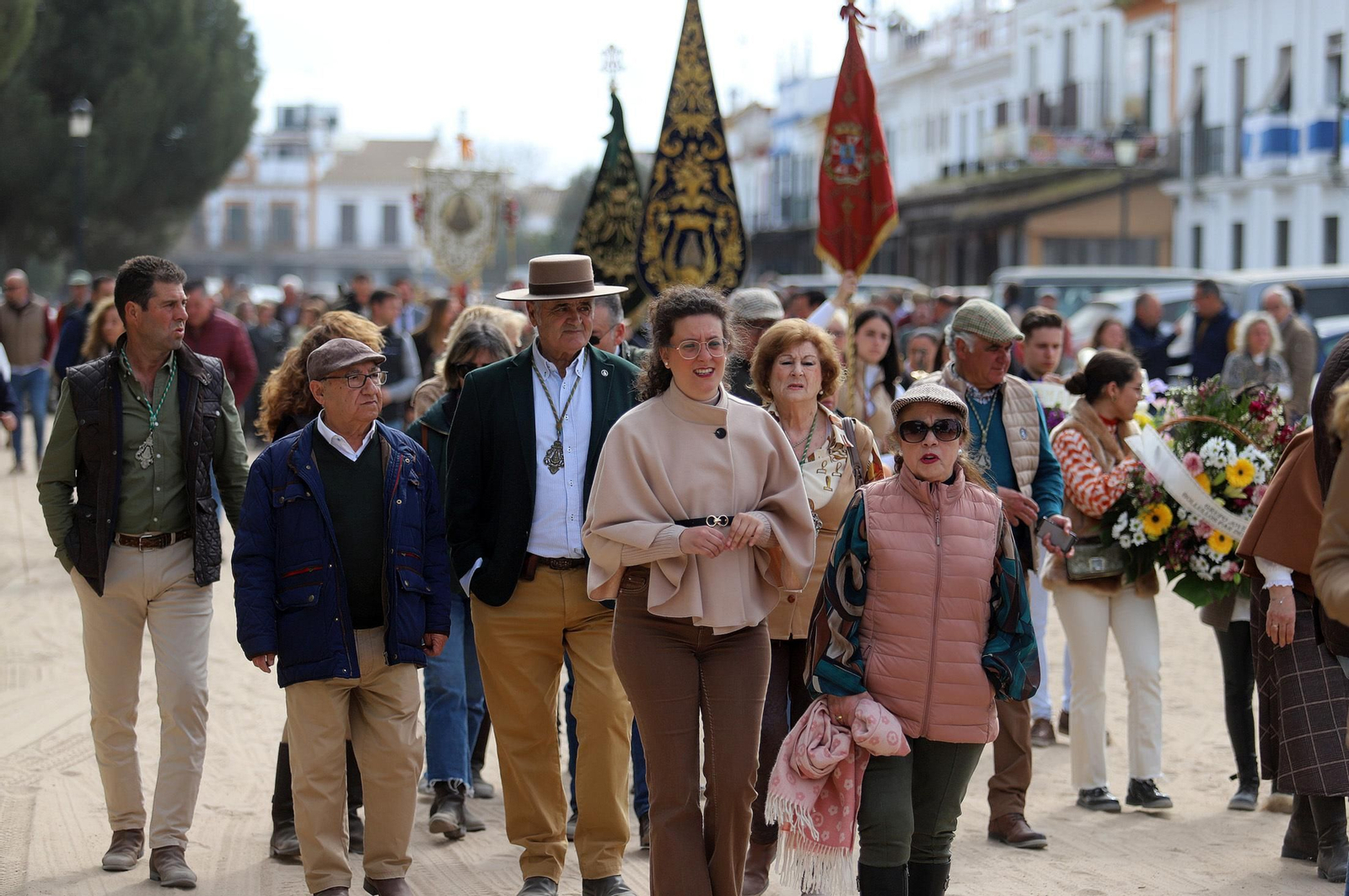Imágenes del gran ambiente en la aldea de El Rocío en la mañana del domingo