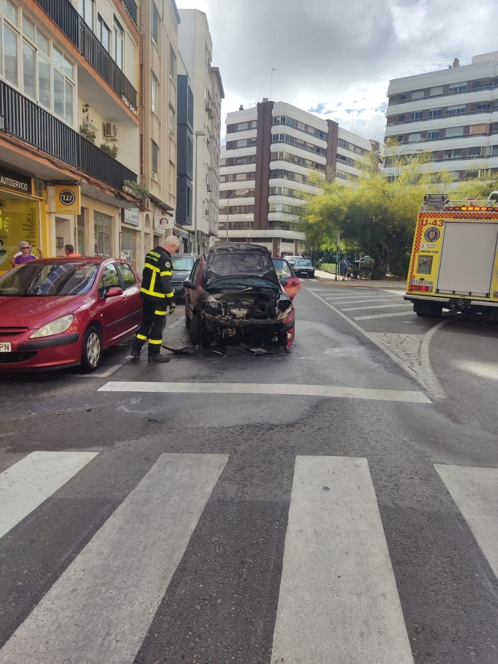 El vehículo incendiado en la plaza de Santo Tomás de Cádiz El vehículo incendiado en la plaza de Santo Tomás de Cádiz