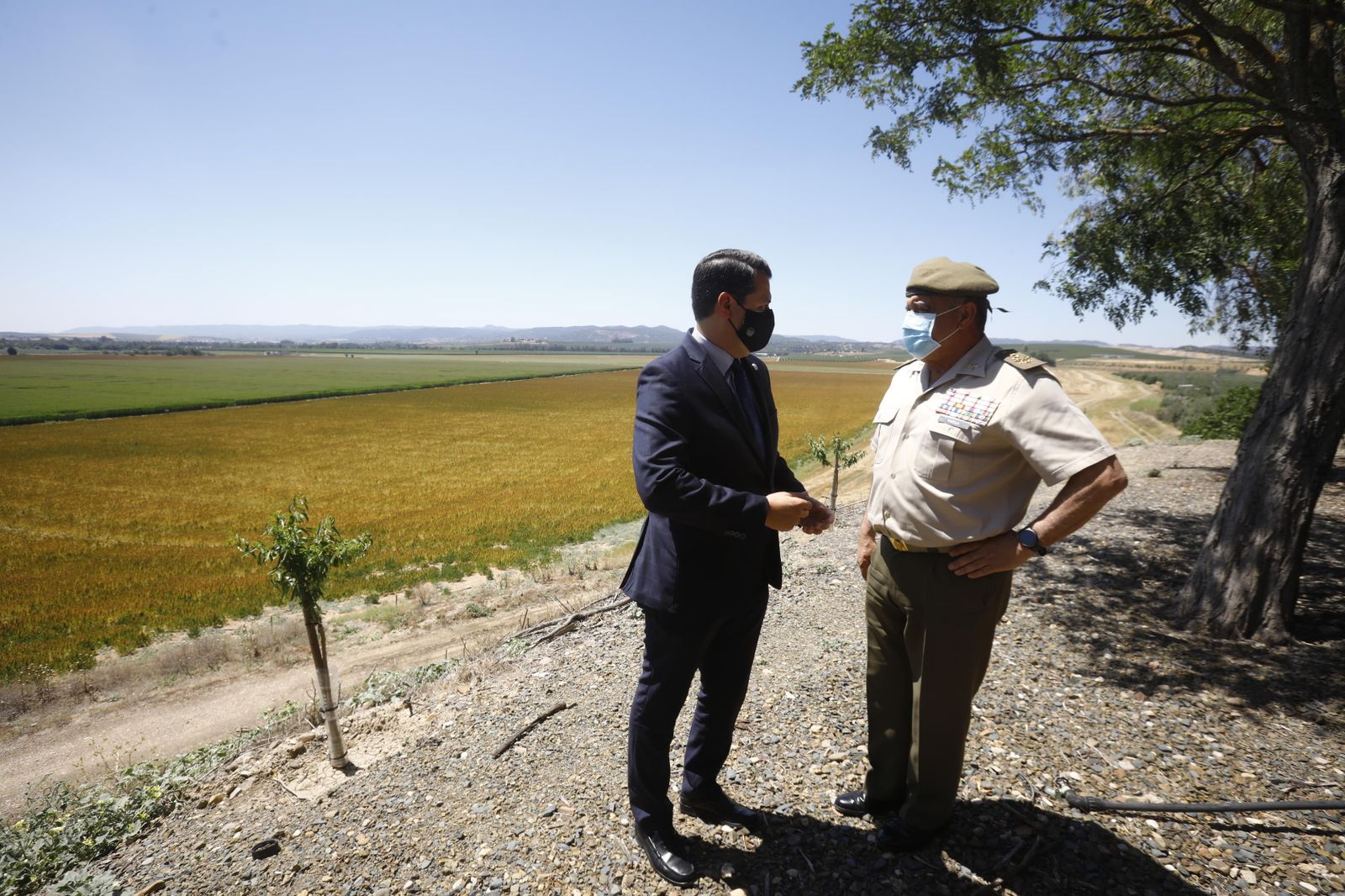 La visita de la ministra de Defensa a Córdoba para conocer la base logística del Ejército, en fotografías