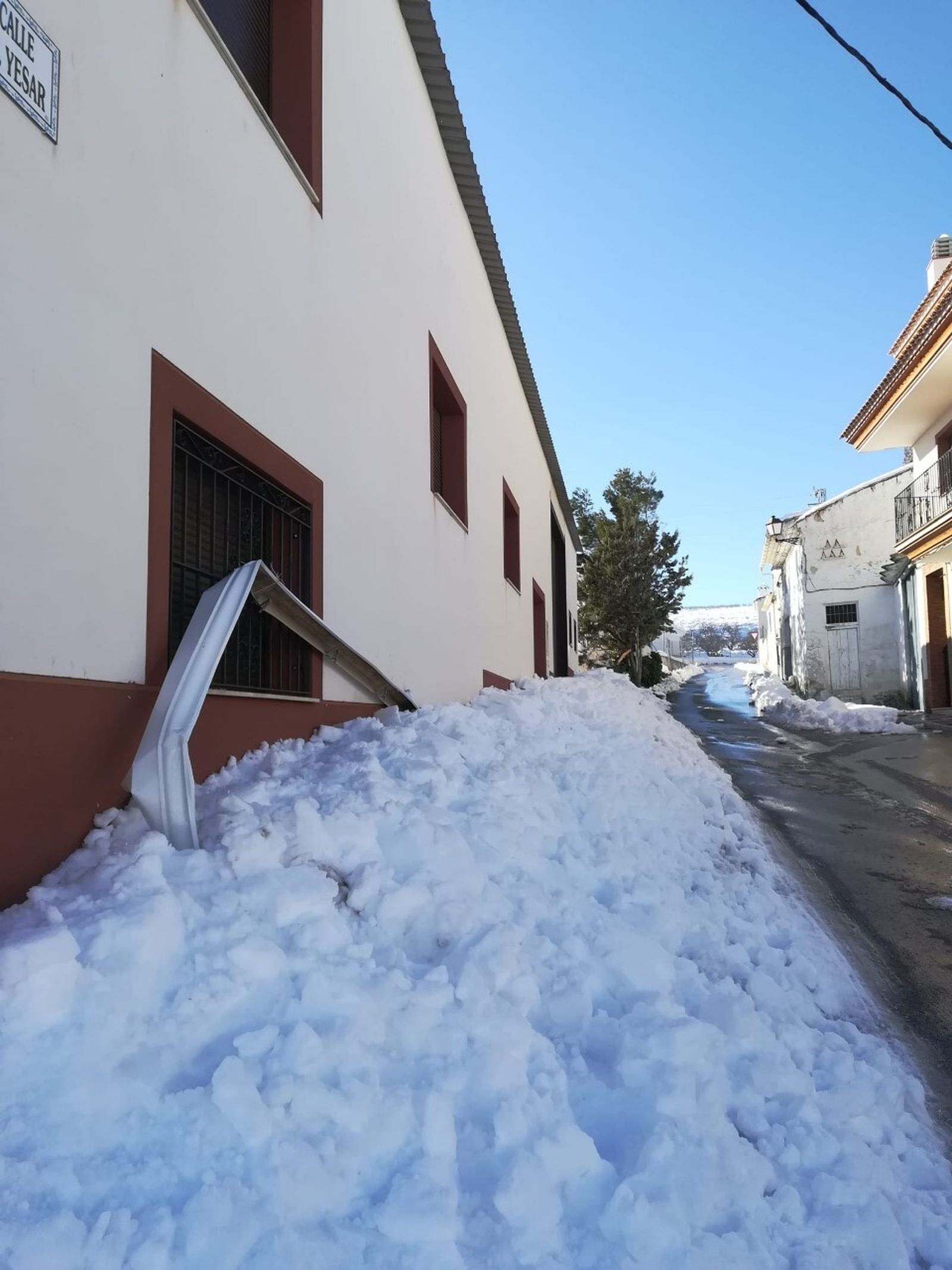 Nieve acumulada en el pueblo