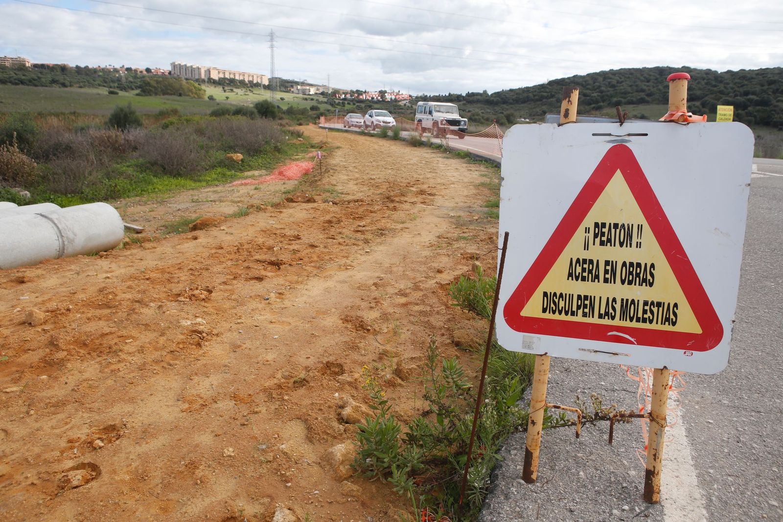 Las obras del acerado entre San Bernabé y Botafuegos, paralizadas.