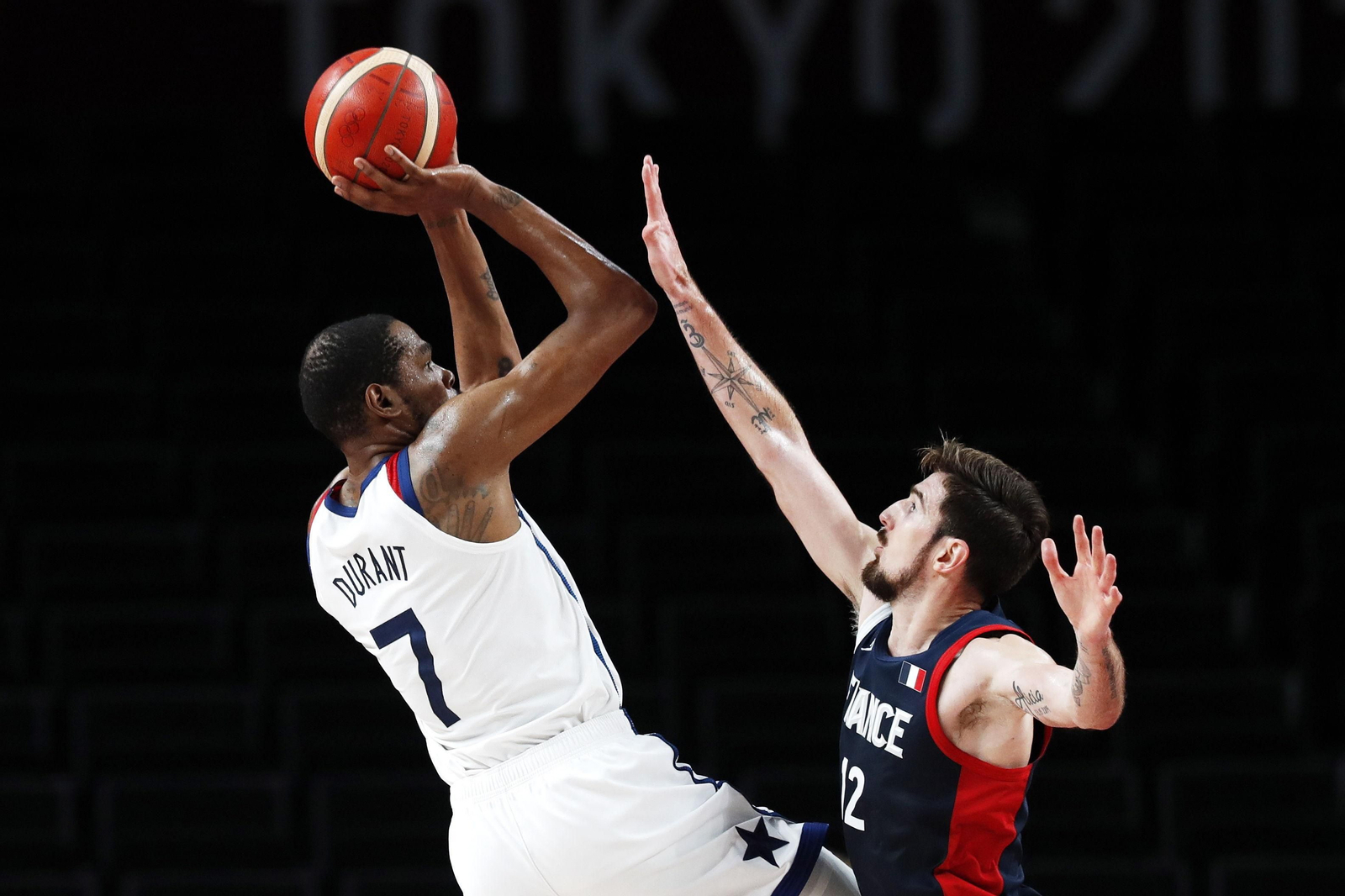 Kevin Durant lanza a canasta ante De Colo. Kevin Durant lanza a canasta ante De Colo.