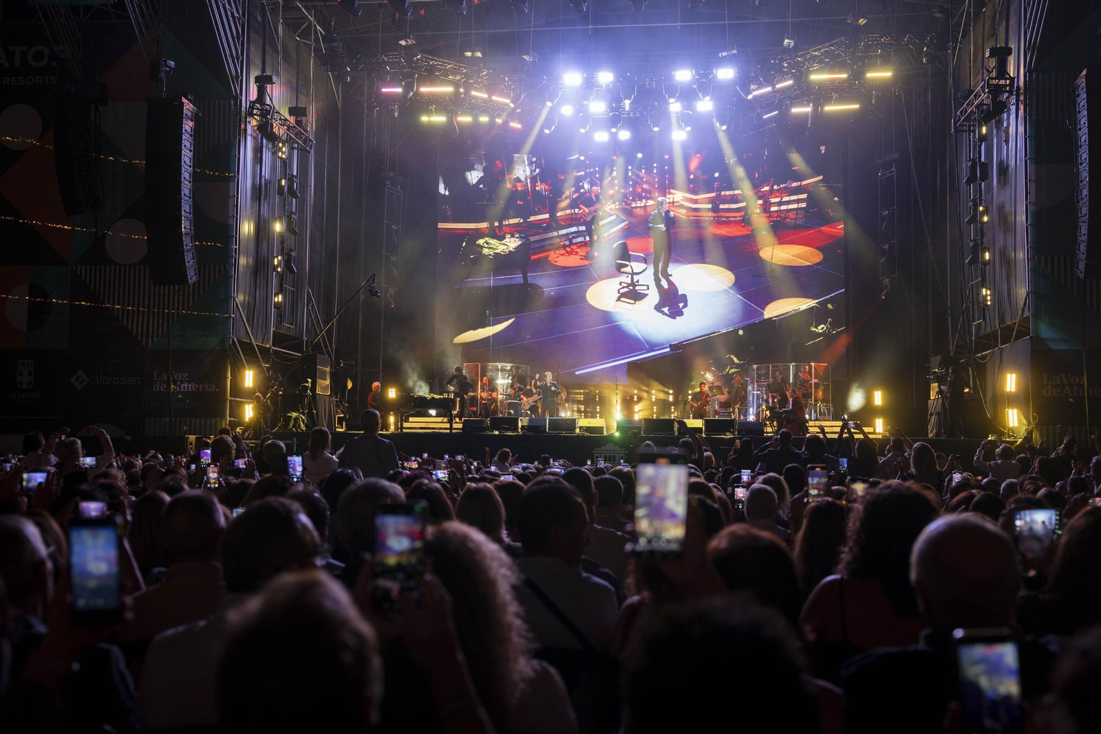 Las mejores imágenes del concierto de Raphael en la plaza de toros de Almería