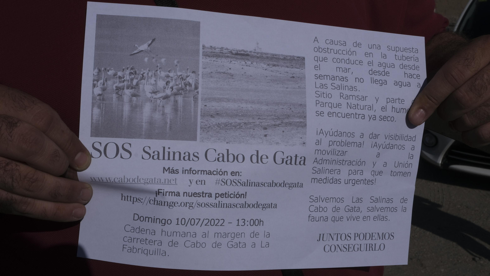 Imágenes de la cadena humana contra la desecación de Las Salinas de Cabo de Gata. Almería