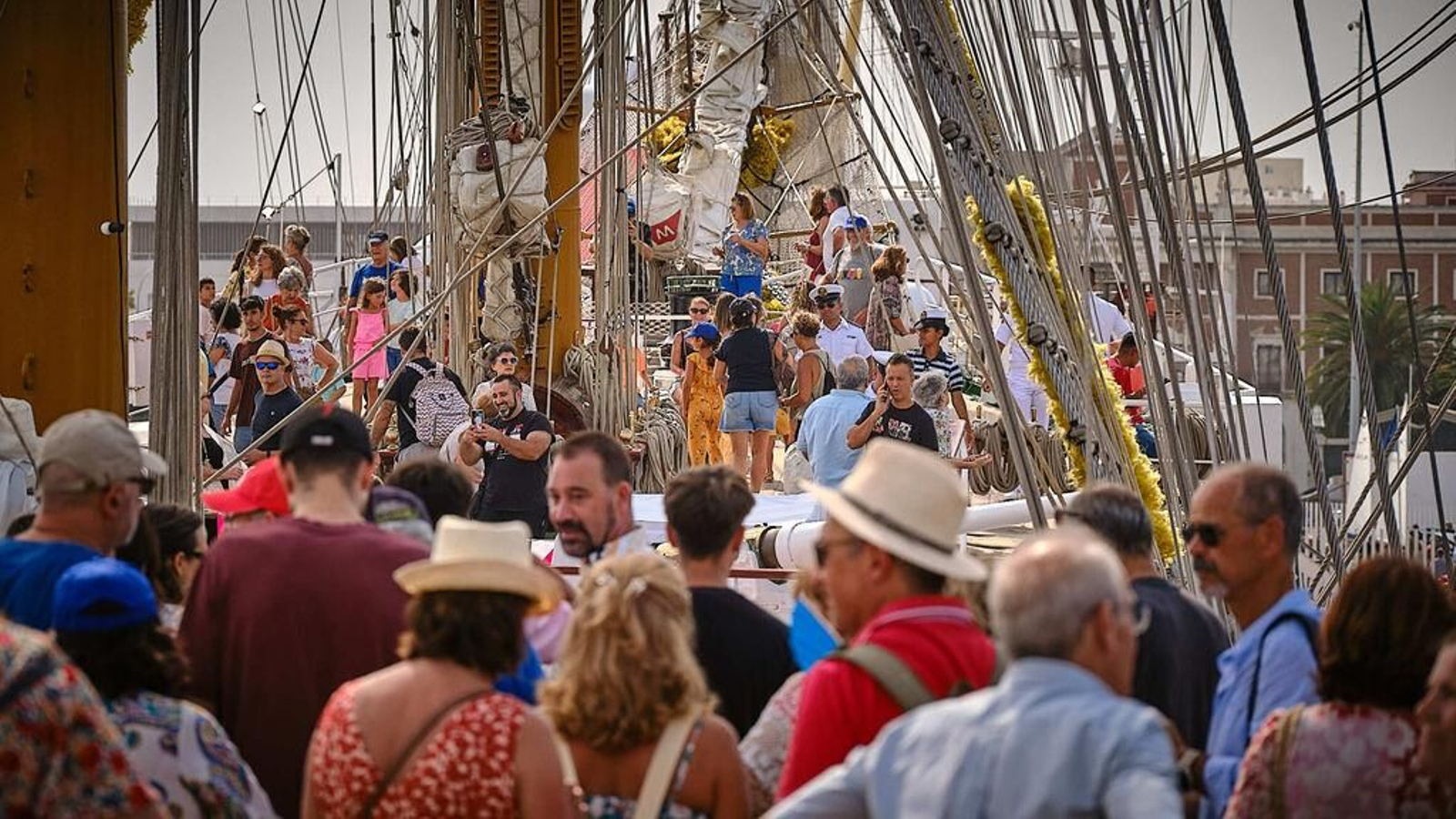 Visitantes a uno de los barcos de la Gran Regata