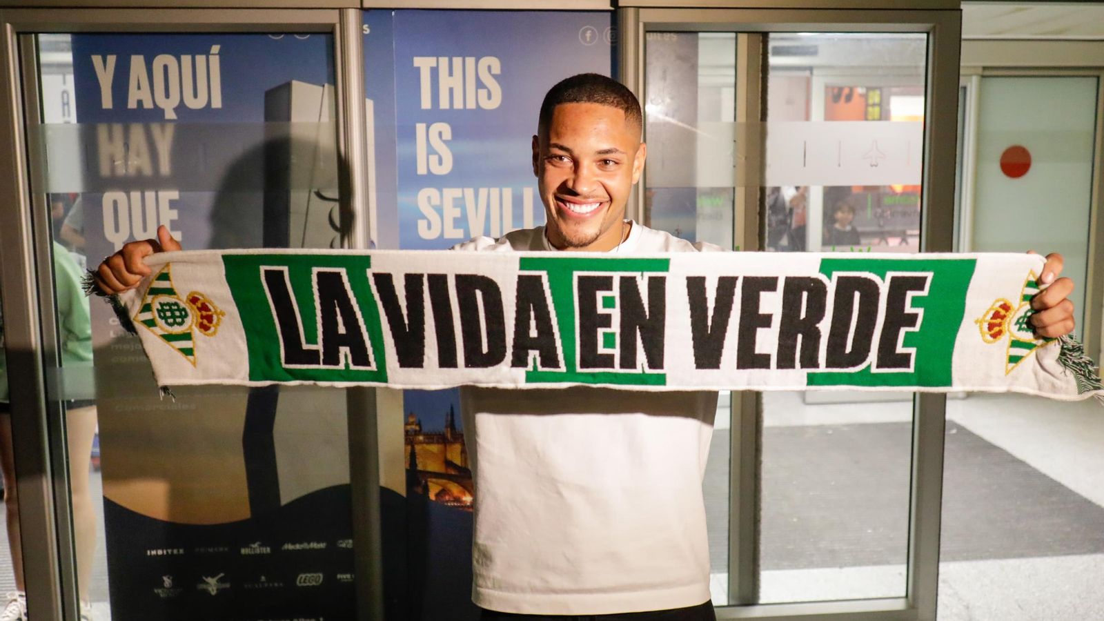 Vitor Roque posa con la bufanda del Betis en el aeropuerto de San Pablo.