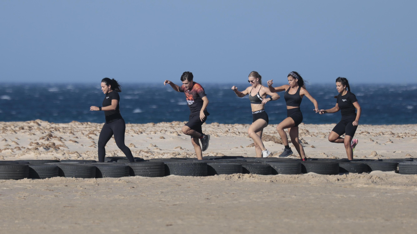 Carrera de obstáculos Adrenaline Race, en la playa de los Lances, en imágenes