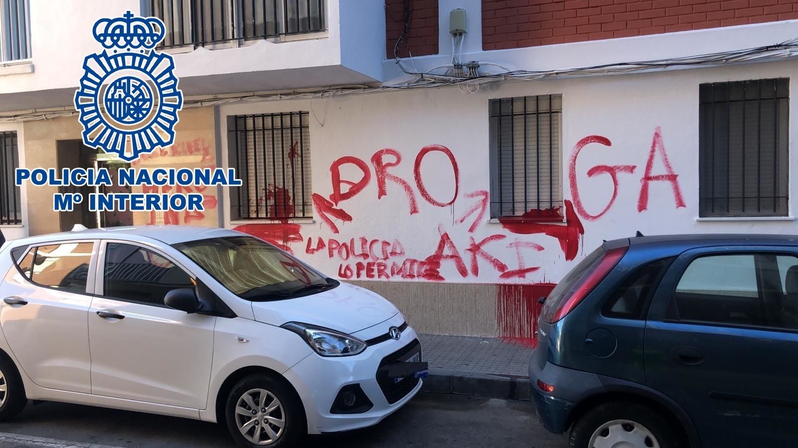 Los vecinos llegaron a señalar al detenido con pintadas en el edificio.
