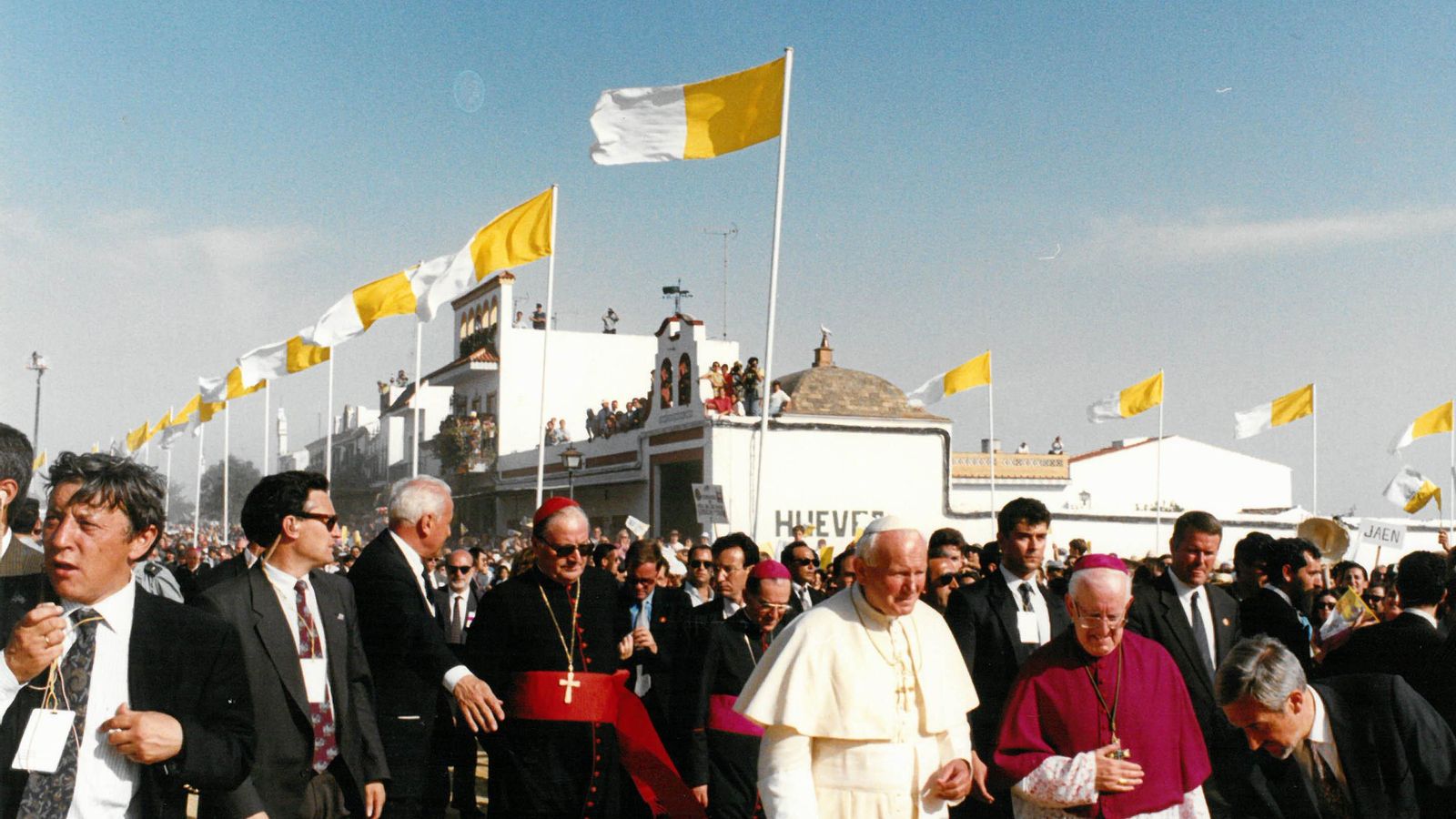 El Papa andando por las arenas del Rocío.