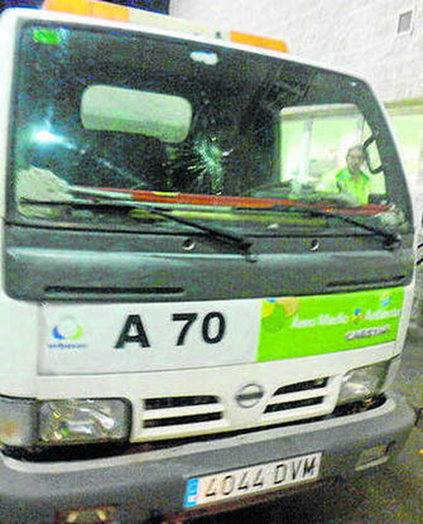 Un camión con el cristal roto.