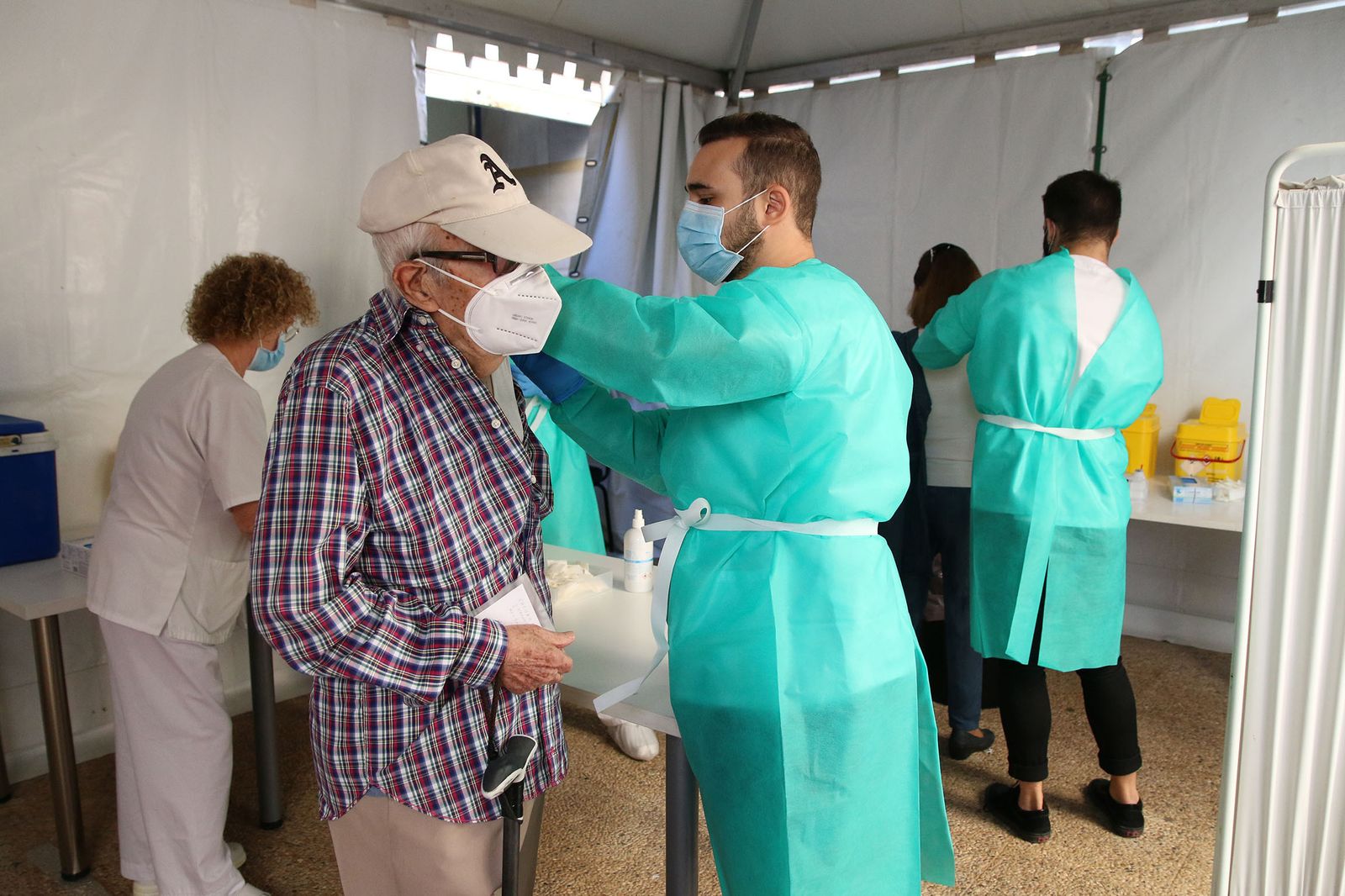 Puesto de vacunación para la gripe, en el centro de salud de Oliveros.