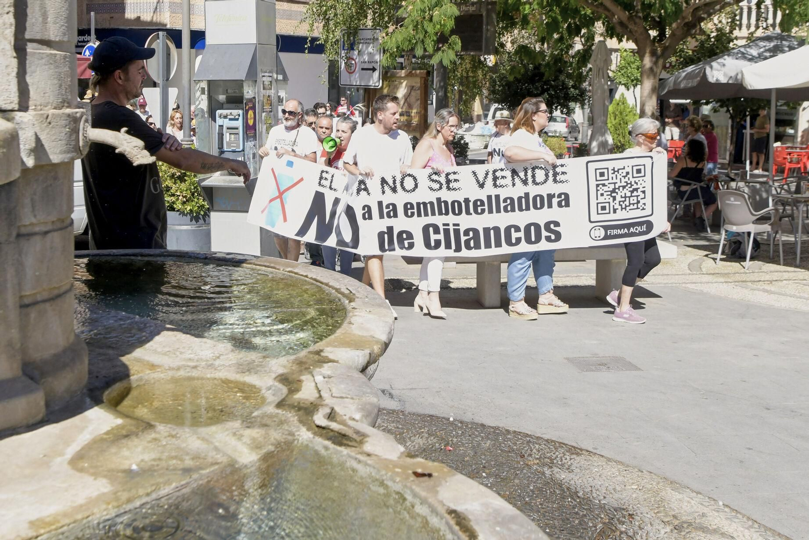 Así se han manifestado por las calles de Padul en contra de la embotelladora de Cijancos