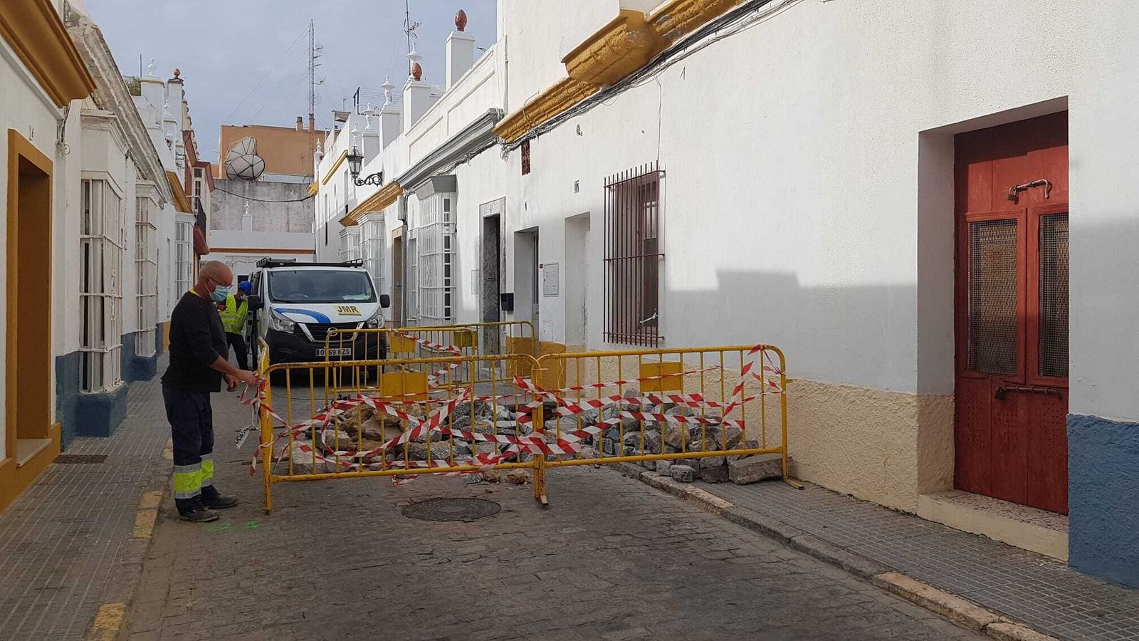 Trabajos en el socavón abierto en la calle San Servando por el hundimiento de un camión.