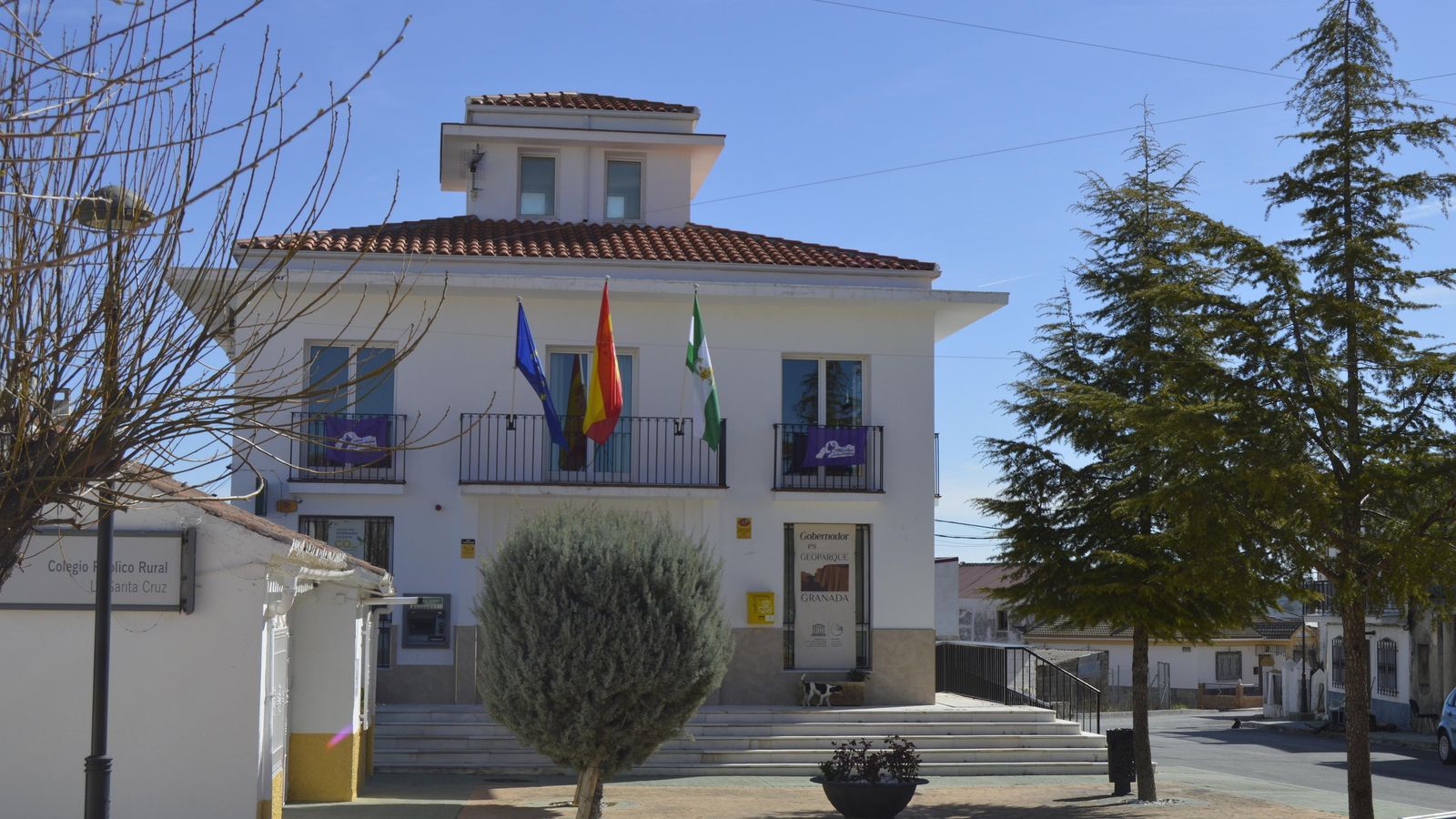 El Excmo. Ayuntamiento de Gobernador en la plaza de la Iglesia. Gobernador (Granada)