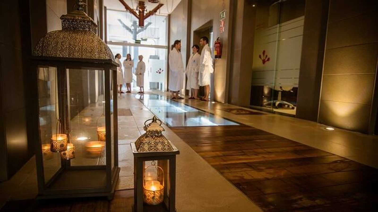 Usuarios en el interior del centro termal de Alcaracejos.