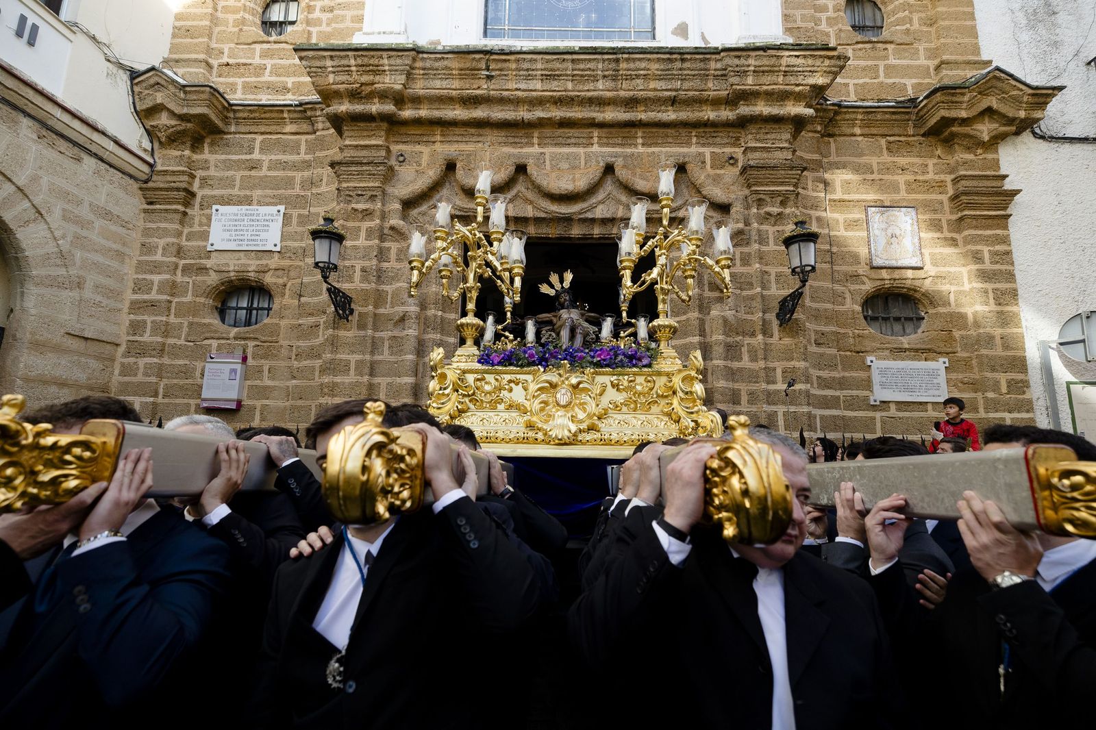 Las imágenes del vía crucis del Cristo de la Misericordia, de la hermandad de La Palma, a la Catedral