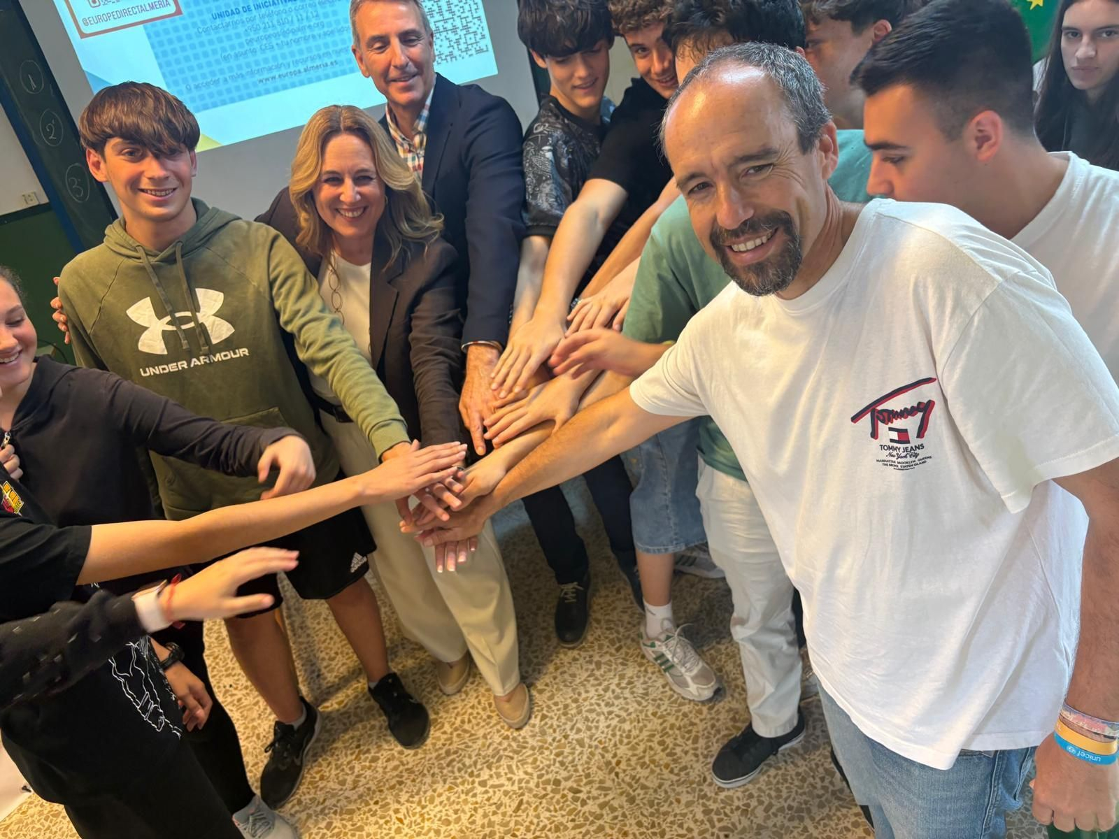Jóvenes del IES Azcona con responsables de Diputación durante el taller.