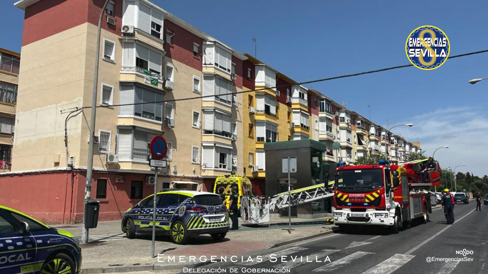 Policías, bomberos y servicios sanitarios durante el rescate.
