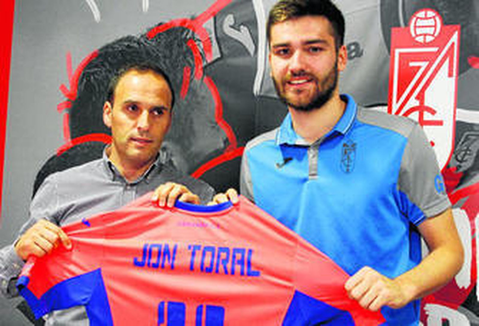 Jon Toral posa con la camiseta junto a Javier Torralbo 'Piru' durante la presentación en la Ciudad Deportiva.