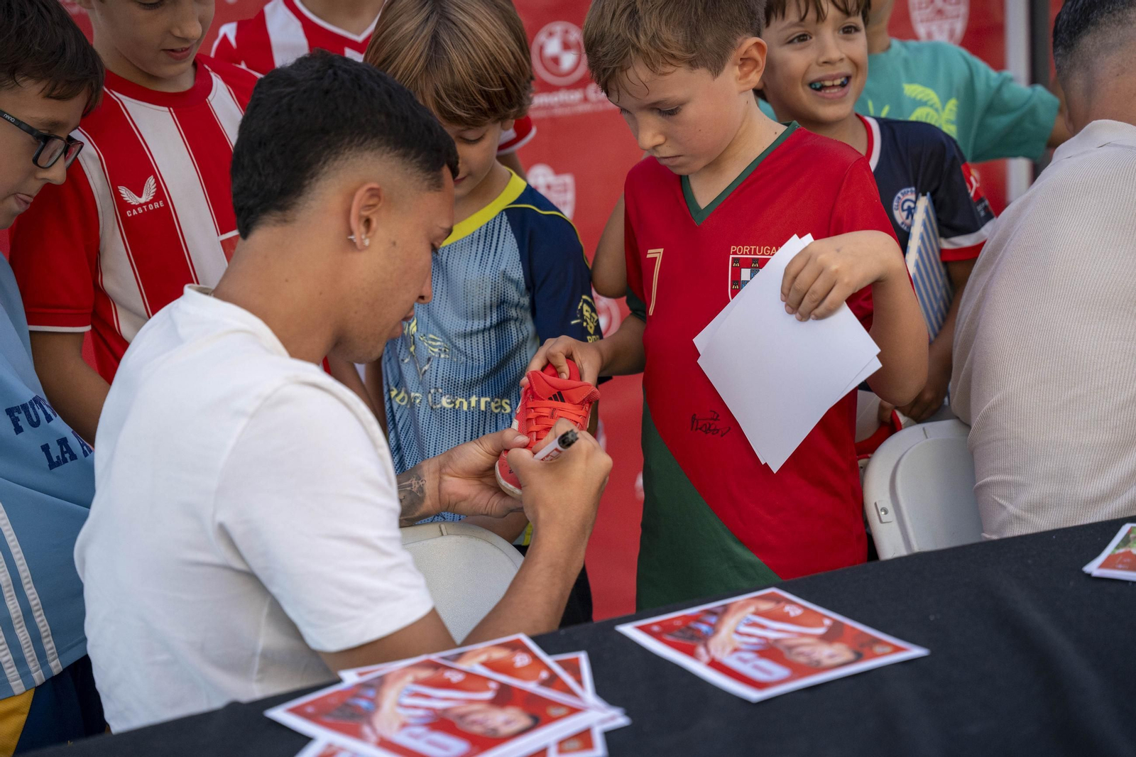 Los jugadores de la UDA Thalys y Andrés firman autógrafos