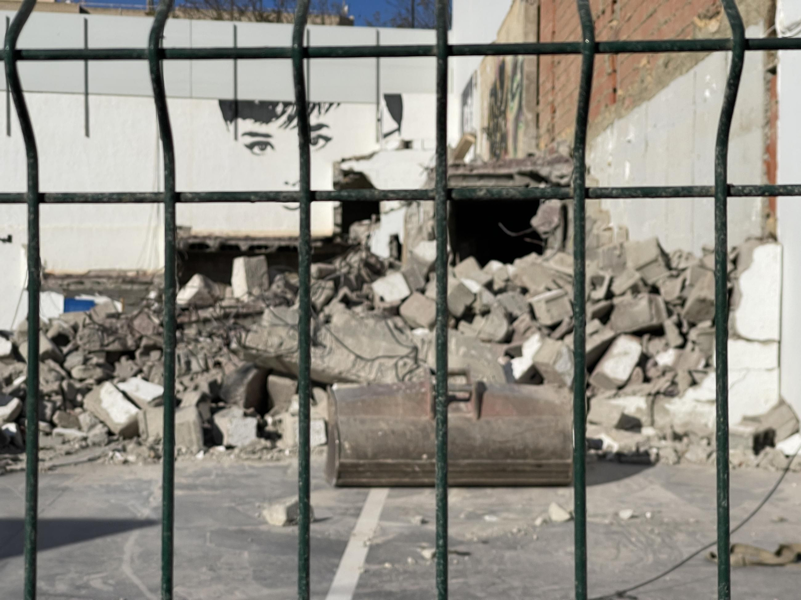 Las imágenes de la demolición del cine Tenis de Garrucha