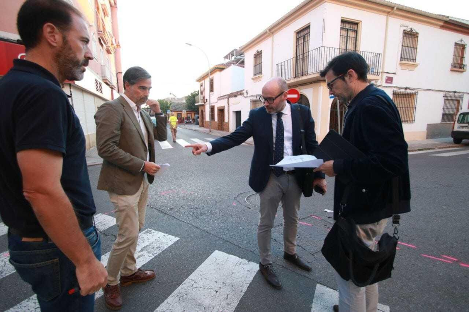 Bernardo Jordano visita las obras de mejora de accesibilidad en el Sector Sur.