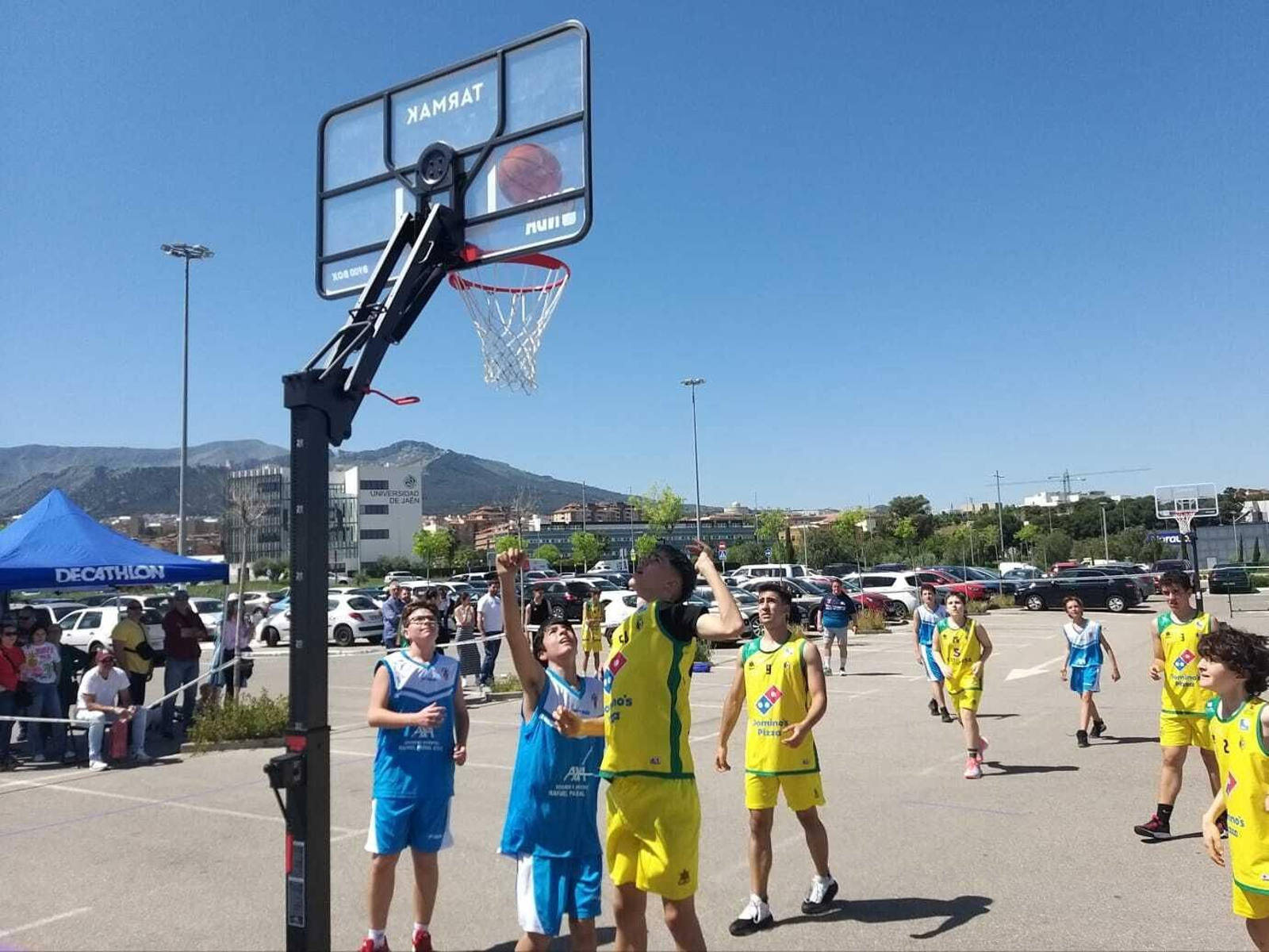 En imágenes: basket solidario de la mano del CD Bulevar en favor de ALES