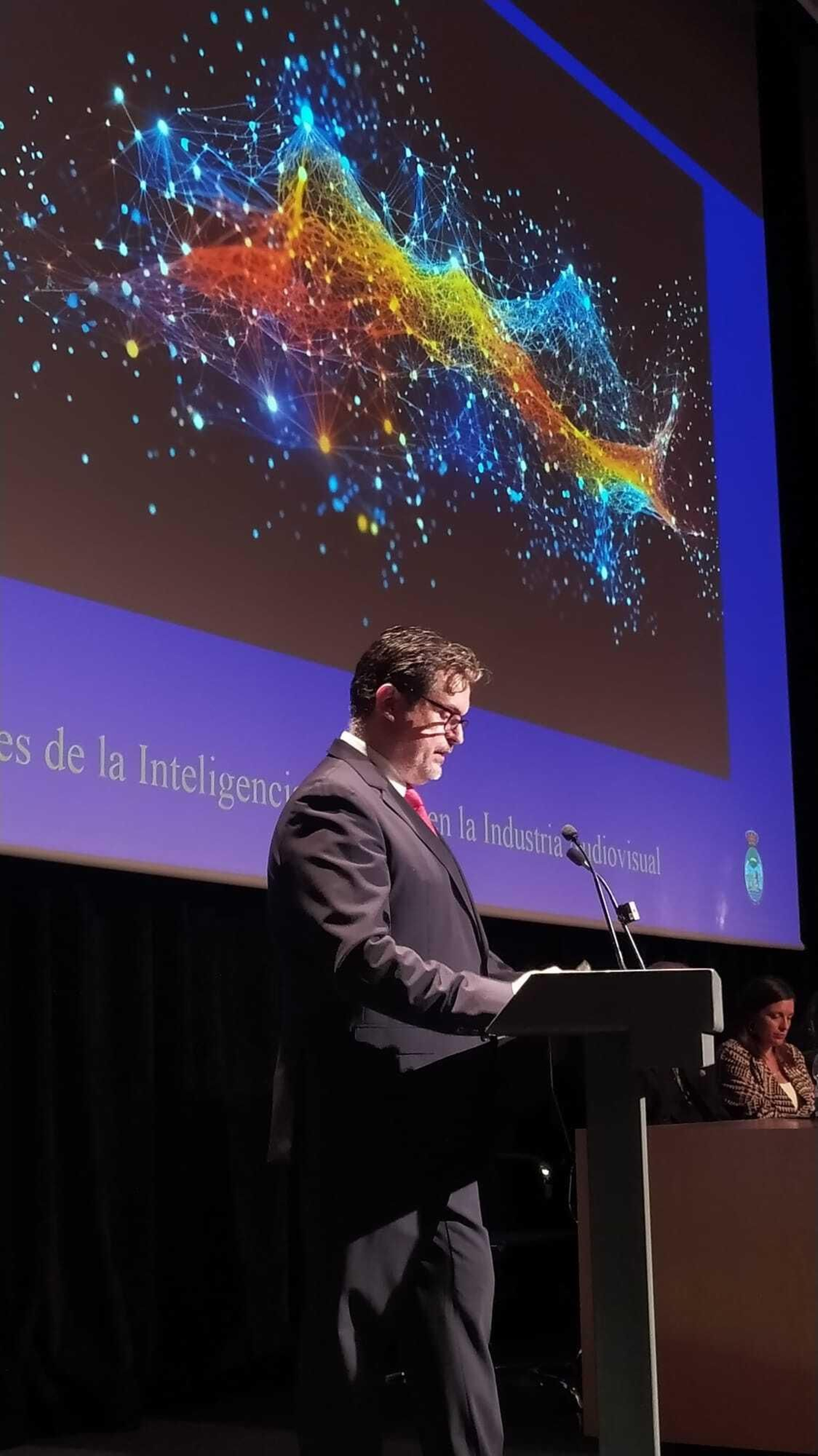 Javier León durante su discurso en la Academia de San Romualdo.