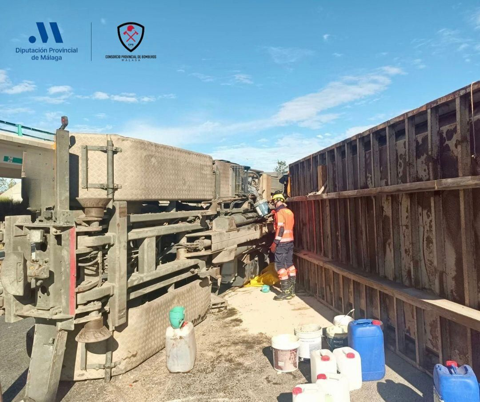 Una imagen del camión volcado.