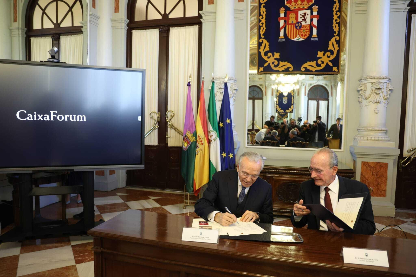 El presidente de la Fundación 'la Caixa' y el alcalde de Málaga durante la firma del acuerdo." El presidente de la Fundación 'la Caixa' y el alcalde de Málaga durante la firma del acuerdo."