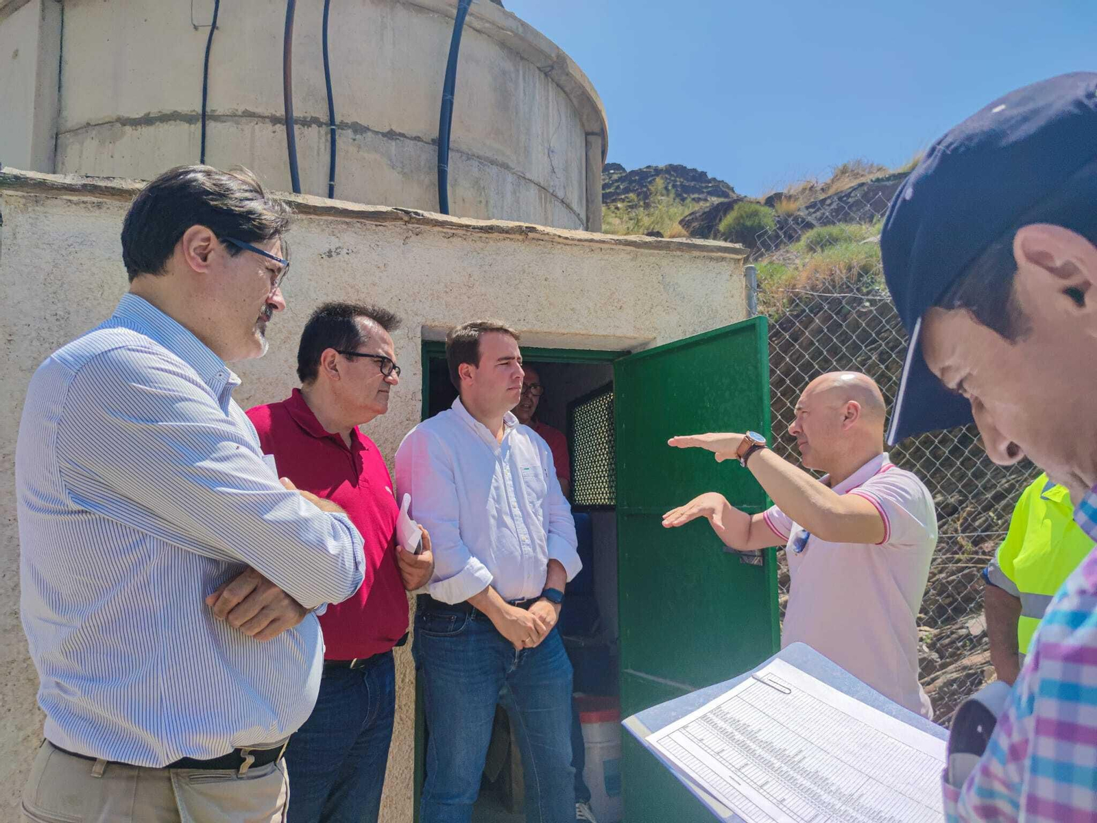 El diputado de Fomento en funciones, Antonio J. Rodríguez durante su visita.