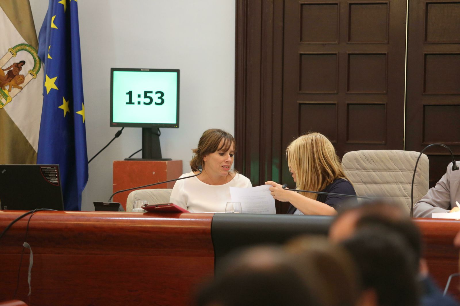 La alcaldesa y la delegada de Recursos Humanos, en un pleno.