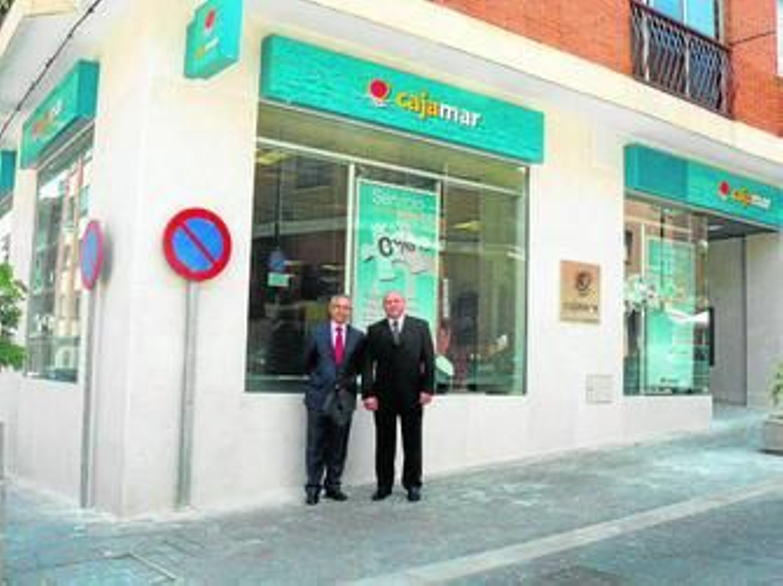 José María de la Figuera y José Luis Heredia, a la puerta de la oficina de Cuéllar.