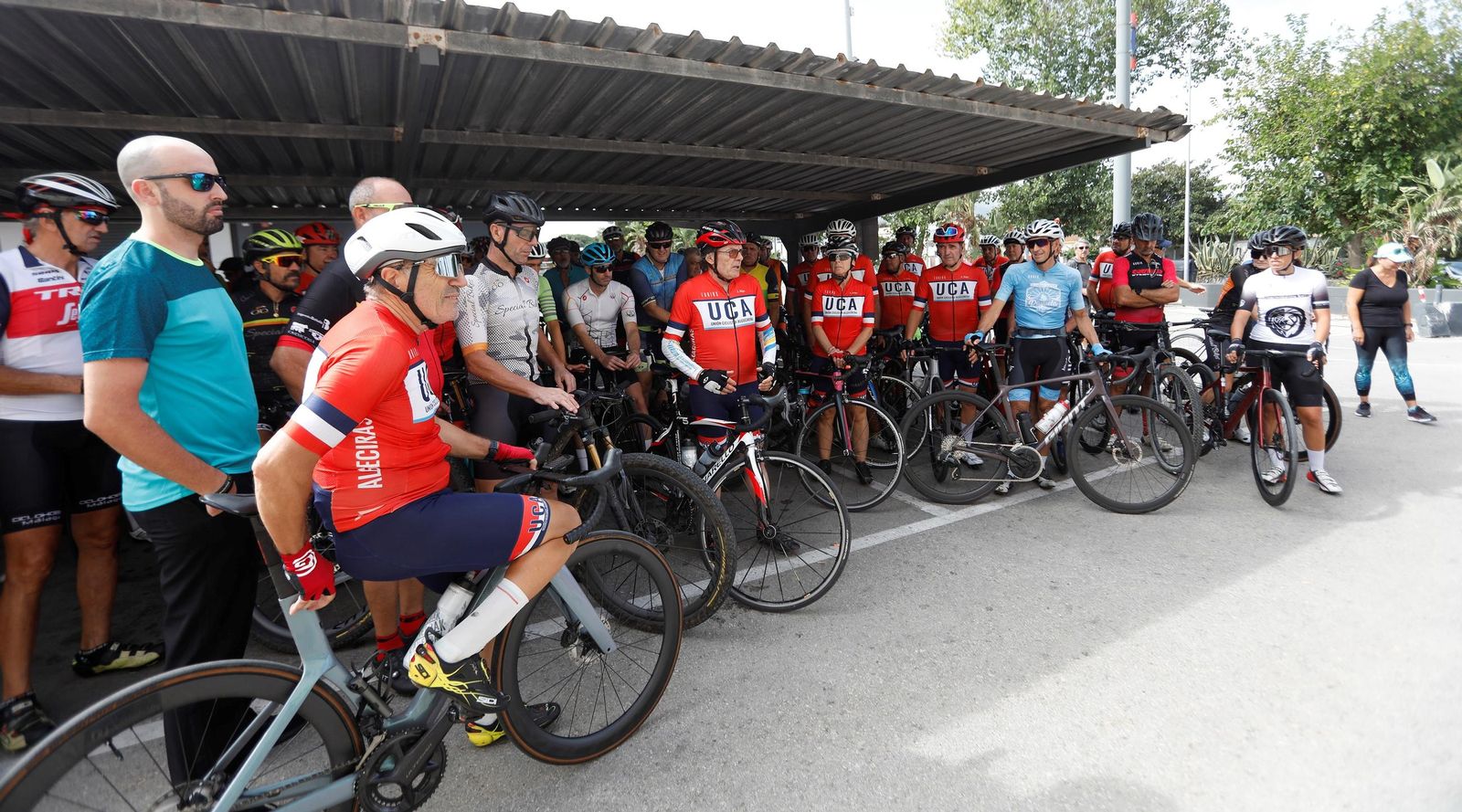 Ciclistas concentrados en recuerdo del atropellado en Algeciras