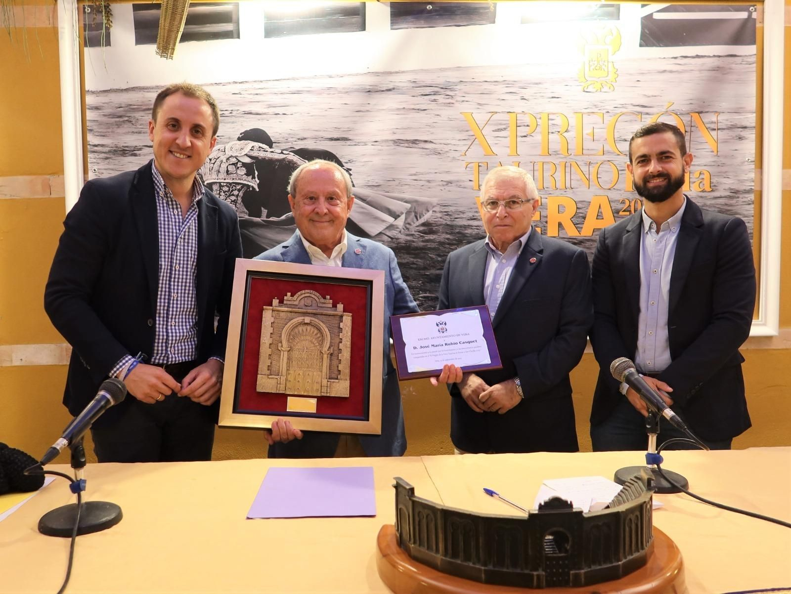 Alfonso García, alcalde de Vera; el pregonero José María Rubio; Francisco Carmona y el edil Antonio Jesús Soler.