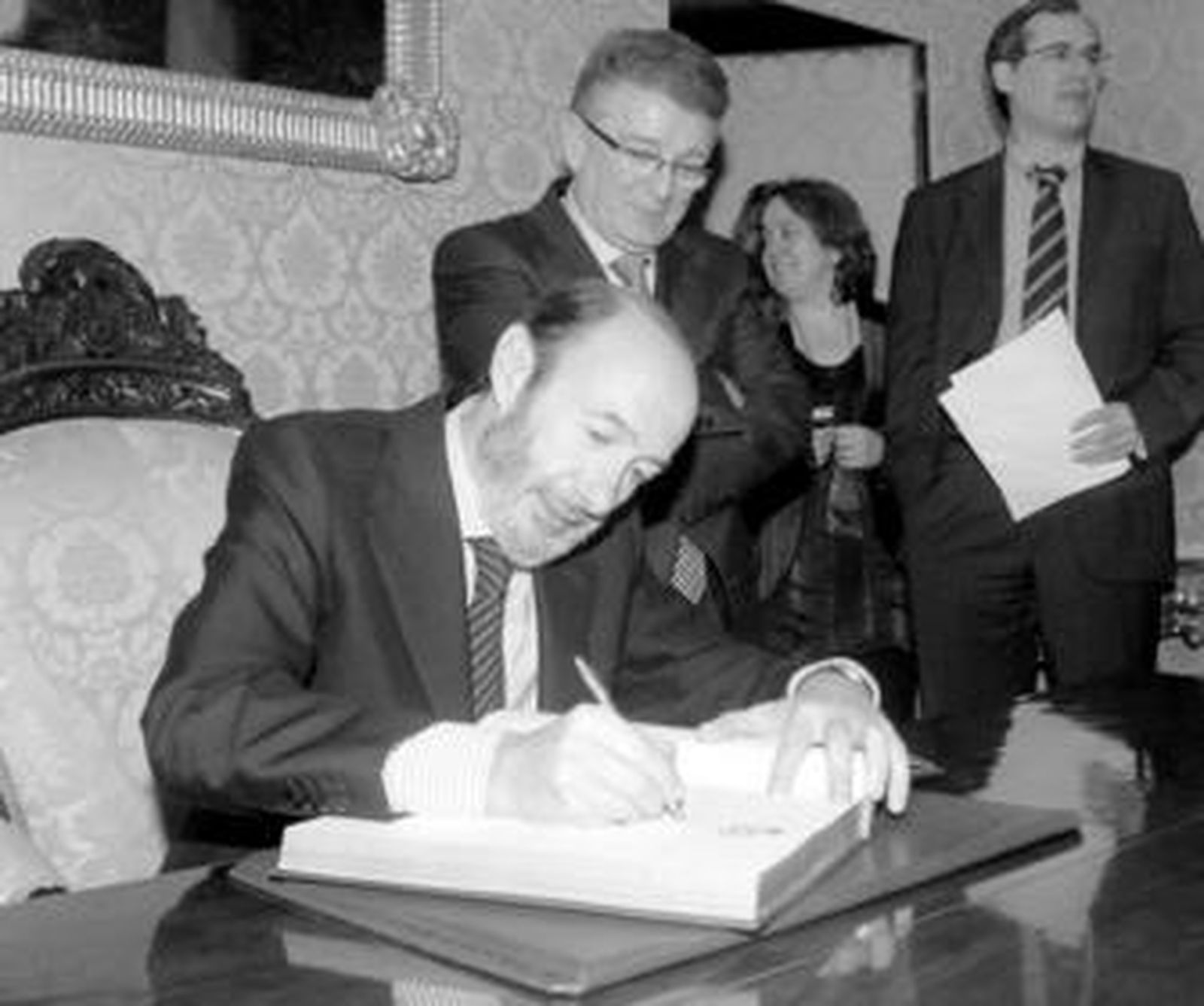 Alfredo Pérez Rubalcaba junto a Francisco González Cabaña, ayer, durante el acto en la Diputación.