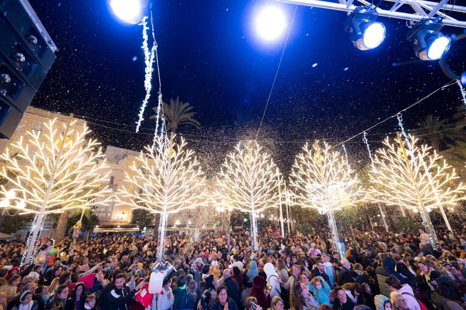 San Juan de Dios, llena de público durante el encendido del alumbrado de Navidad.