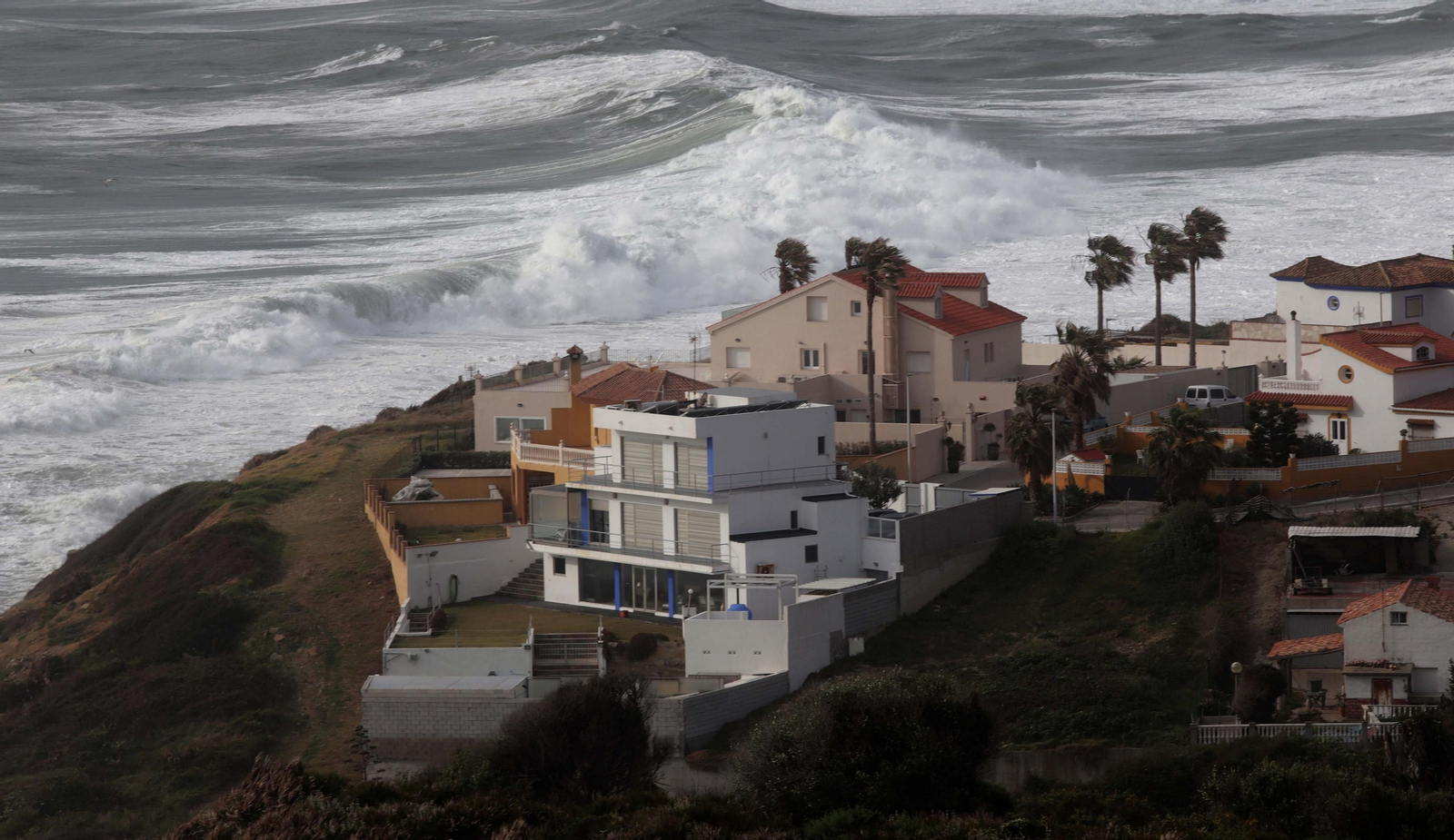 Un temporal de viento y oleaje, en Getares.