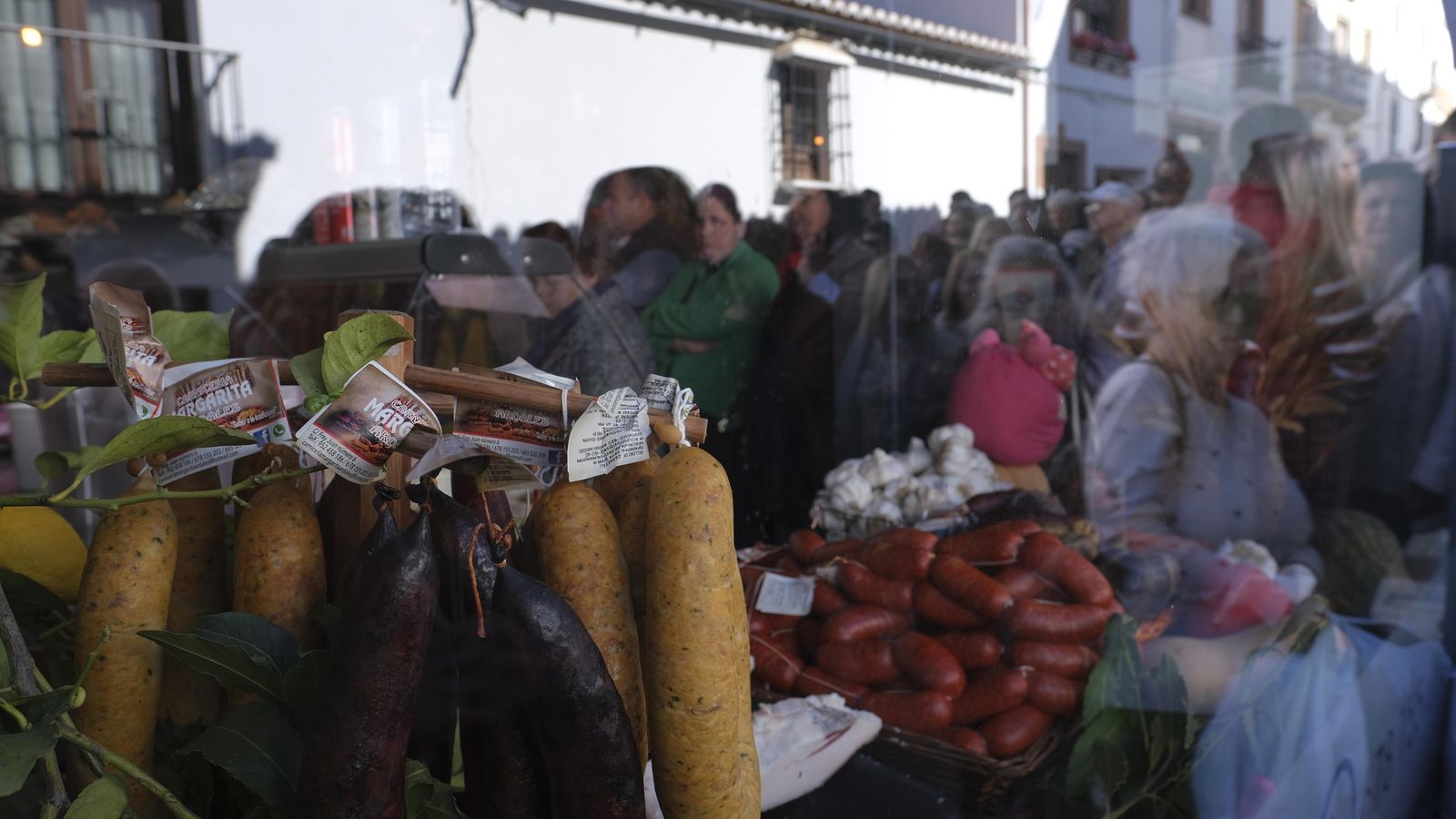 Calles y comercios llenos de visitantes.