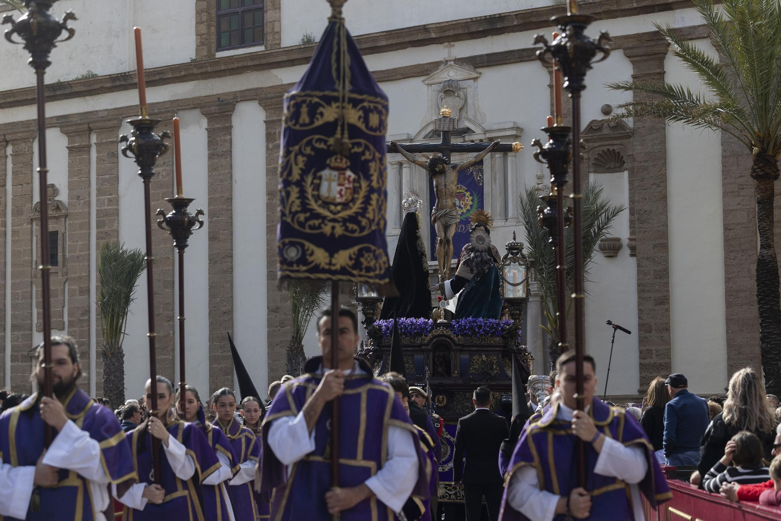 imágenes de la salida de Piedad, bajo llluvia y granizo, en la Semana Santa de Cádiz 2025