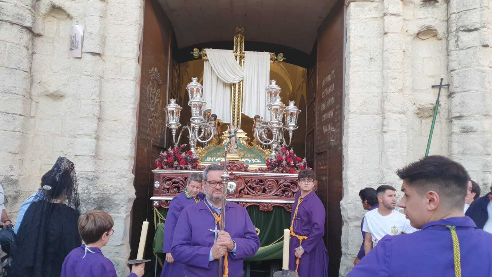 Jueves Santo en Castro del Río: La procesión de la Santa Vera Cruz, en imágenes