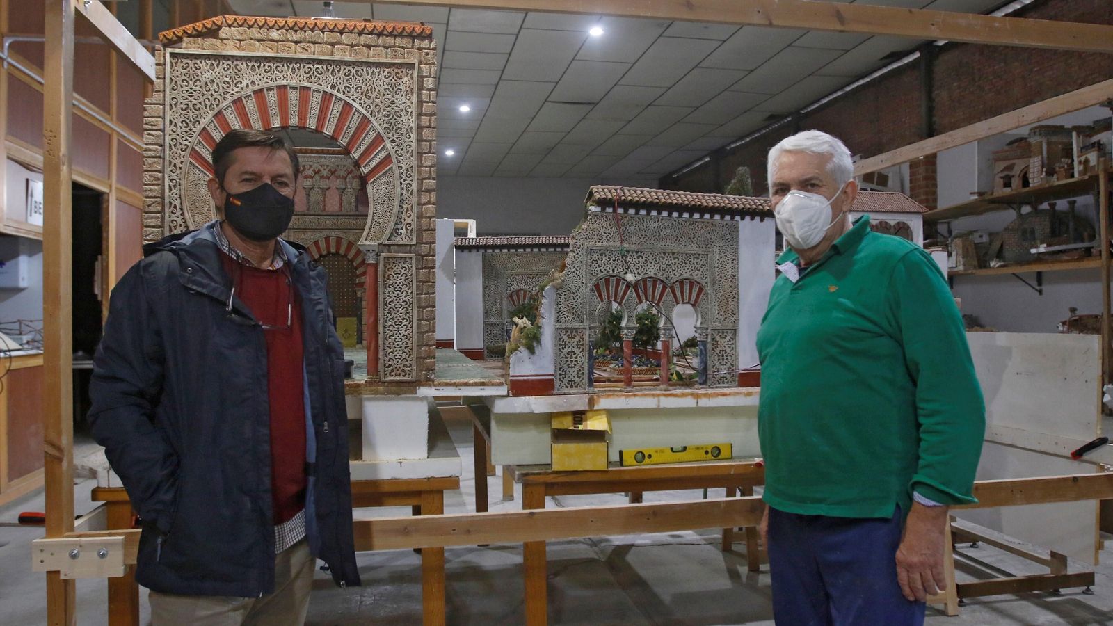 Rafael Ramos (derecha), junto a otro miembro de la asociación.