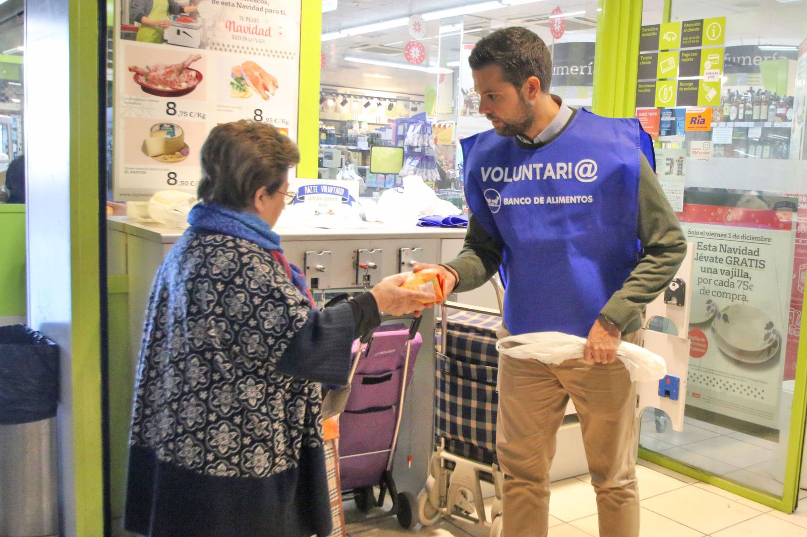 Voluntarios recogen alimentos en Almería.