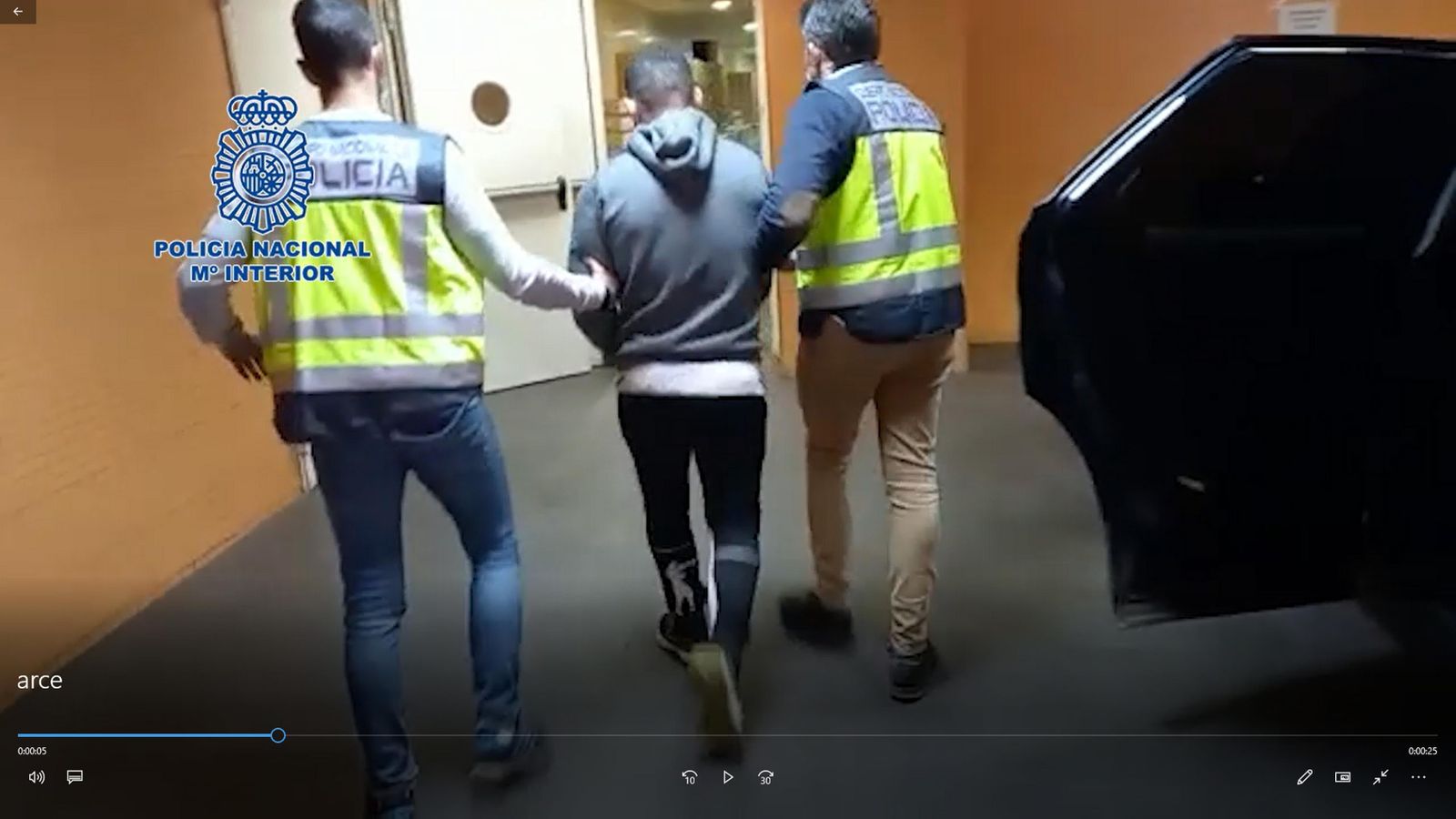 Captura de vídeo de la detención en Alicante del conductor fugado tras un accidente en la Ronda del Tamarguillo.