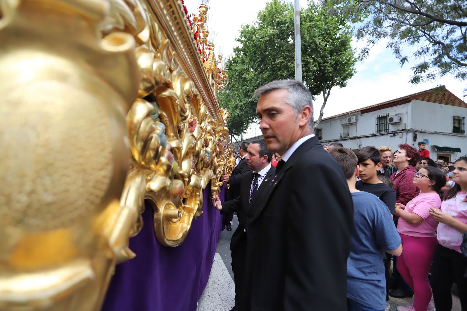 Imágenes del recorrido de la Hermandad del Cristo Cautivo de Huelva