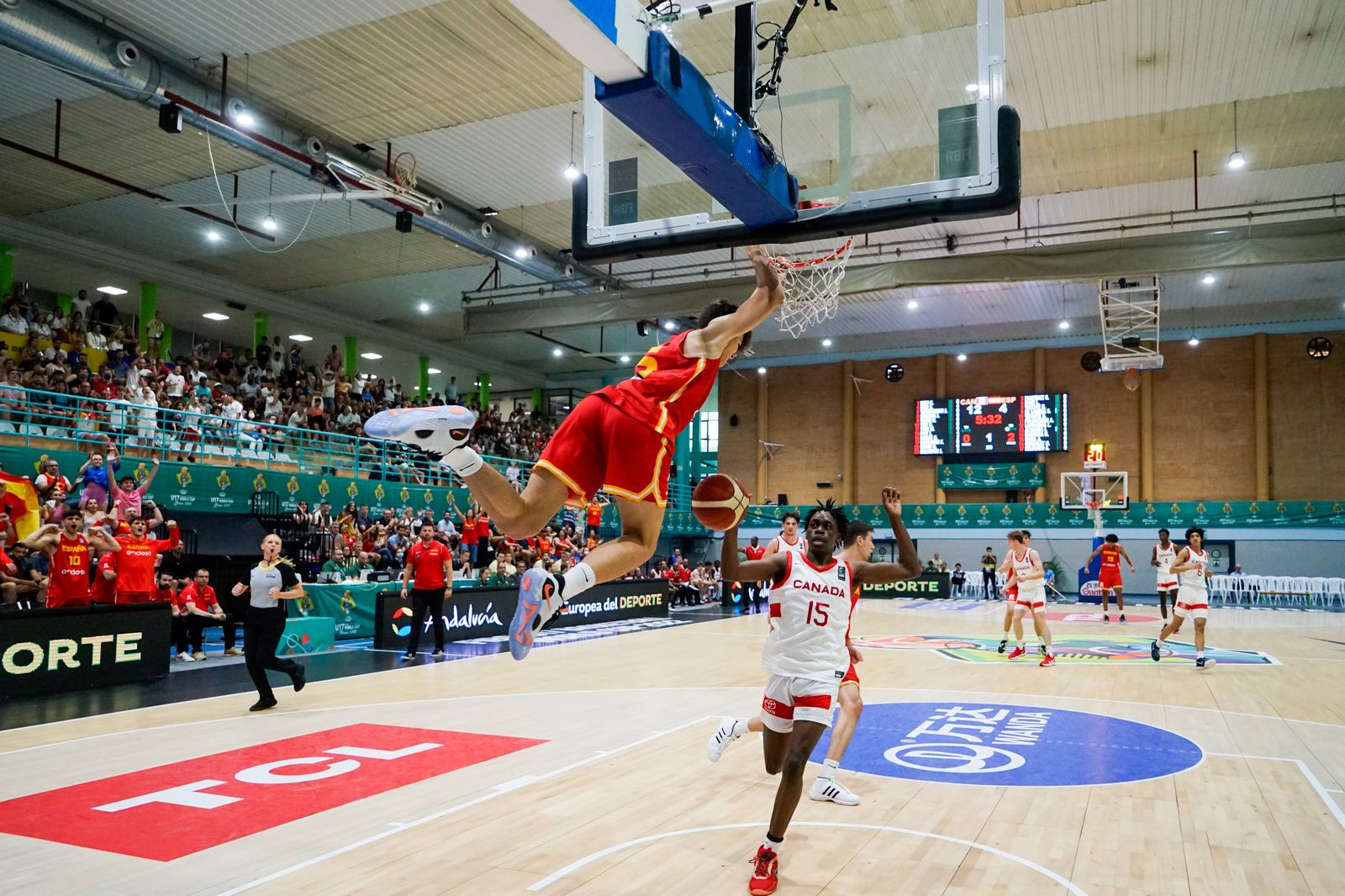 Hugo González realiza un mate.