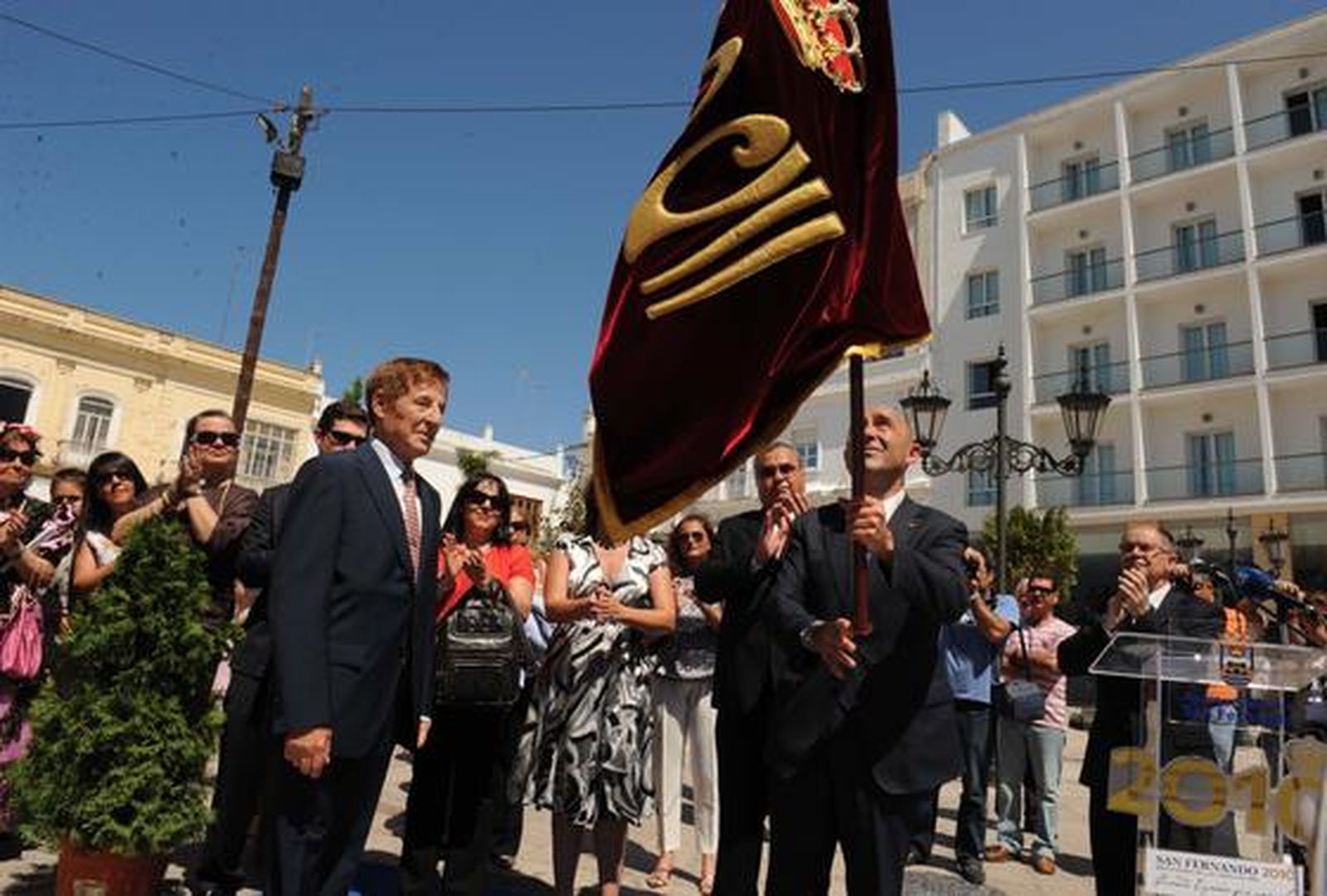Unas 200 personas participan en el desfile de presentación del pendón de Fernando VII, recuperado para el Diez, ataviados con uniformes históricos.

Foto: Elias Pimentel