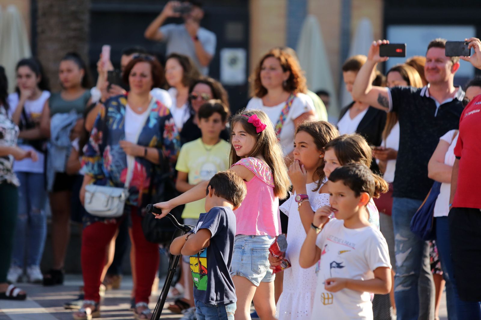 Miembros de la Asociación juvenil Carabela y Francisco Navarro Lara, promotor del concierto 'Hollywood Sinfónico', realizan un 'flashmob' urbano.