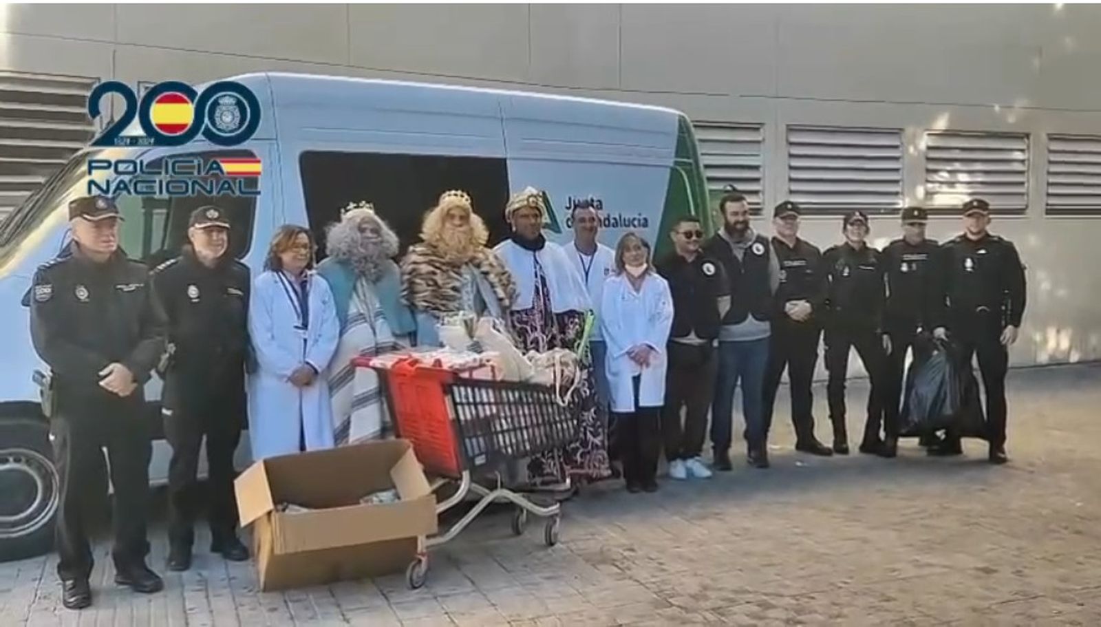 Imagen de los tres Reyes Magos junto a personal sanitario y varios agentes de la Policía Nacional.