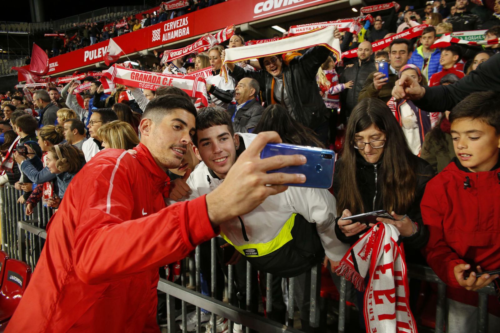 Fotos: la afición 'bendice' al Granada CF en Los Cármenes antes del partido de Copa
